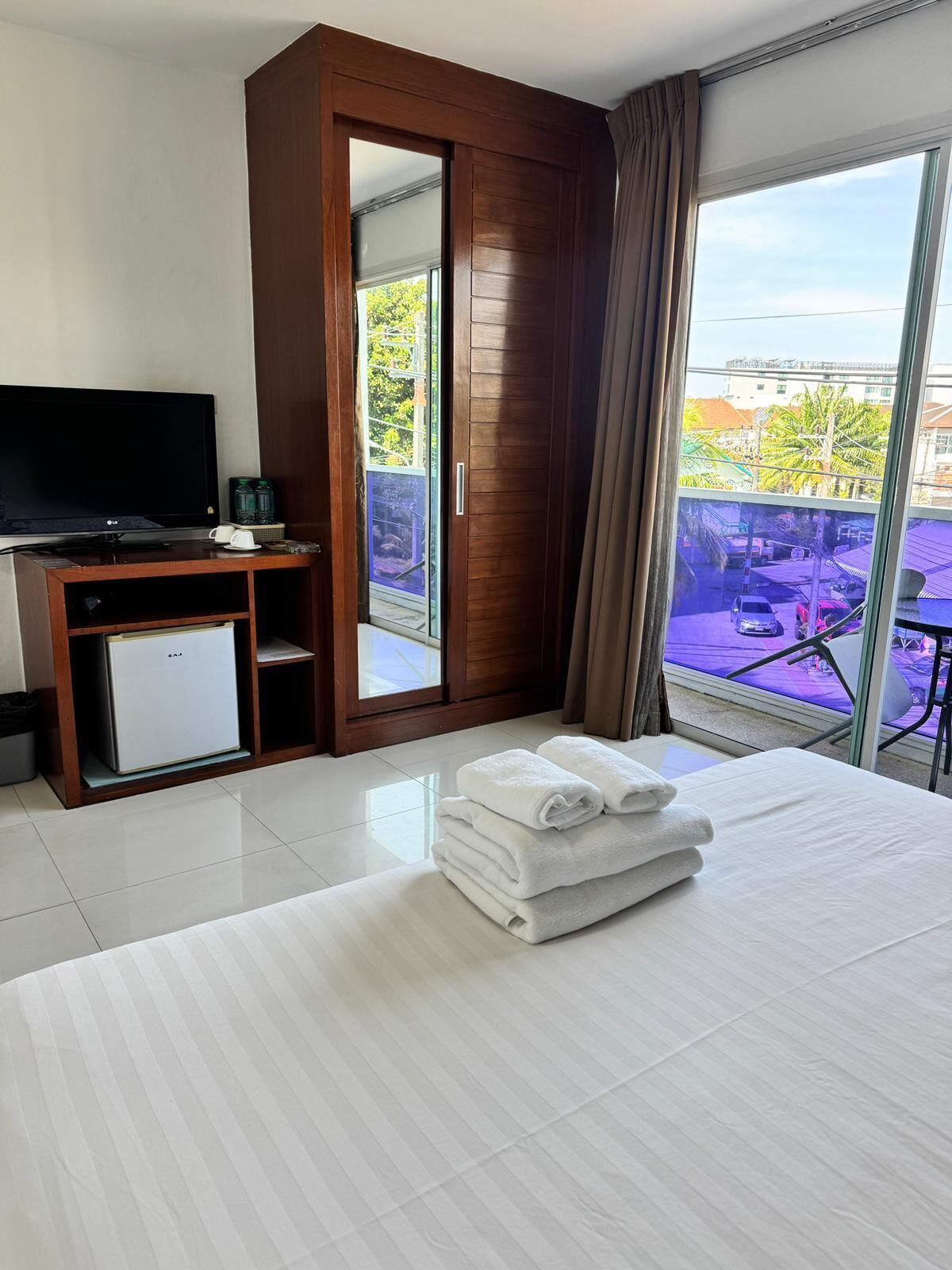 Deluxe kamer, balkon, uitzicht op stad | Een kluis op de kamer, een strijkplank/strijkijzer, gratis wifi