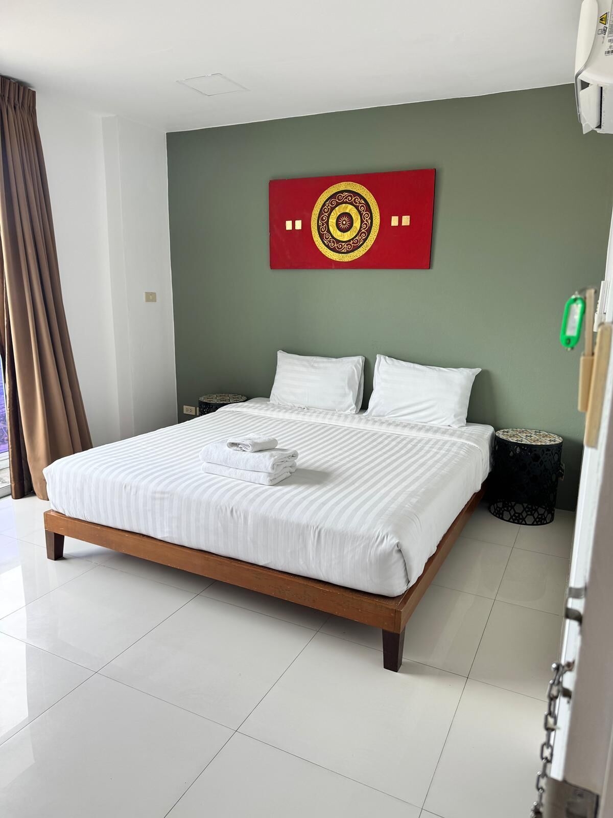 Rom – deluxe, balkong, byutsikt | Safe på rommet, strykejern/-brett og wi-fi (inkludert)