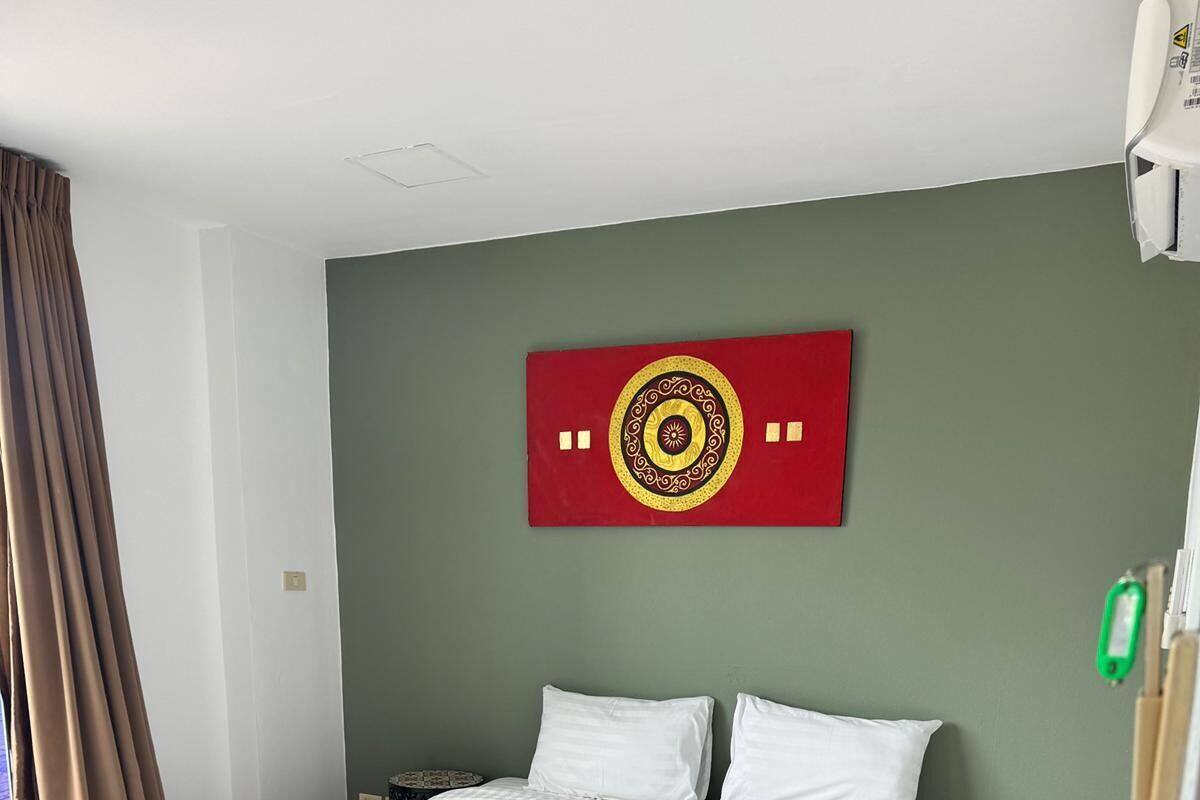 Rom – deluxe, balkong, byutsikt | Safe på rommet, strykejern/-brett og wi-fi (inkludert)