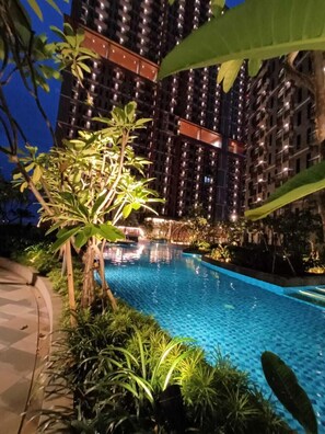 Outdoor pool - Apartmen Pakuwon Bekasi by Ruang Singgah (Bekasi)