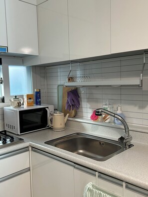 Frigorifero, microonde, bollitore elettrico, pentole/stoviglie/utensili