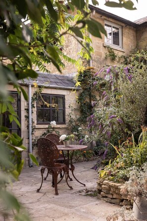 Outdoor dining - The Curated Country House (Chipping Campden)