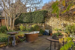 Terrace/patio - Stunning Waterside Cottage (Blockley)