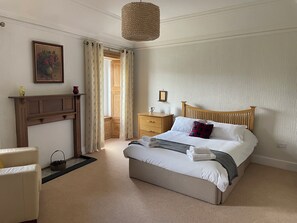 3 chambres, fer et planche à repasser, Wi-Fi, draps fournis