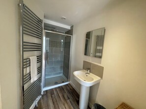 Shower, hair dryer, towels, soap - Holiday House at 22, 3 bedroom cottage in historic Wigtown (Wigtown)