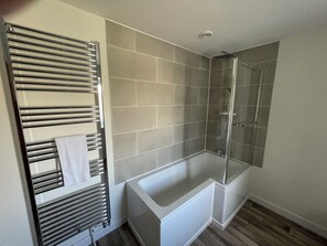 シャワー、ヘアドライヤー、タオル、石鹸
