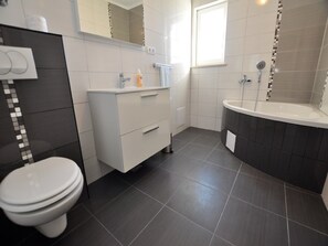 Apartment | Badezimmer | Badewanne, Haartrockner