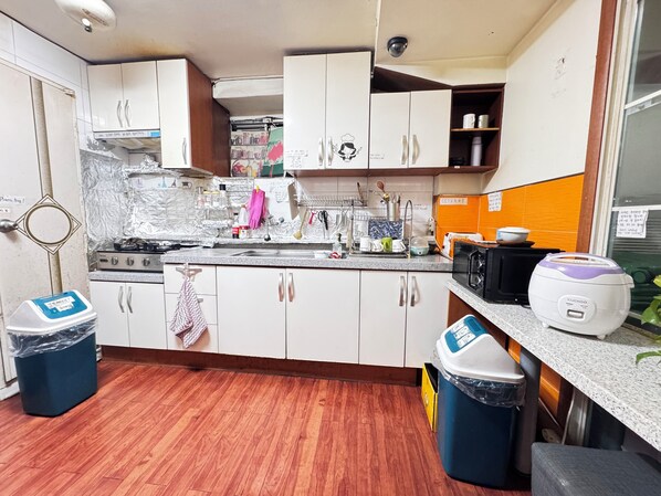 Refrigerador, microondas, horno, placa de cocina