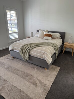 5 bedrooms, free WiFi, bed sheets - Generous 5BR Beach Retreat - St Leonards Beauty (St Leonards)