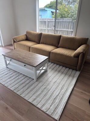 Smart TV, computer monitors - Generous 5BR Beach Retreat - St Leonards Beauty (St Leonards)