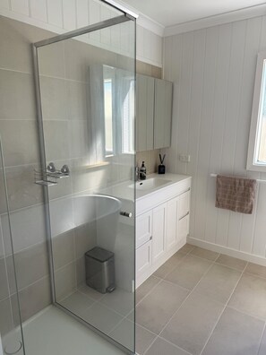 Shower, hair dryer, towels, soap - Generous 5BR Beach Retreat - St Leonards Beauty (St Leonards)
