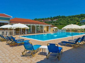 Seasonal outdoor pool, pool umbrellas, pool loungers - Manousis ApartHotel (zakynthos)