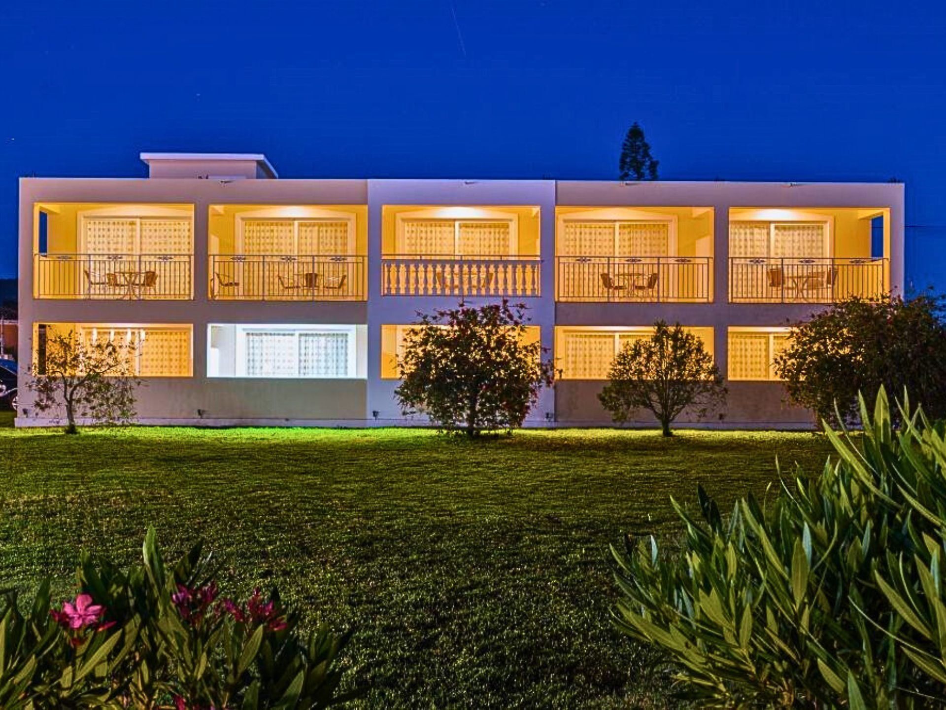 Appartement, balkon, uitzicht op tuin | Een kluis op de kamer, verduisterende gordijnen