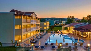Ein Hotel mit Pool, mehreren Balkonen und Außenbereich.