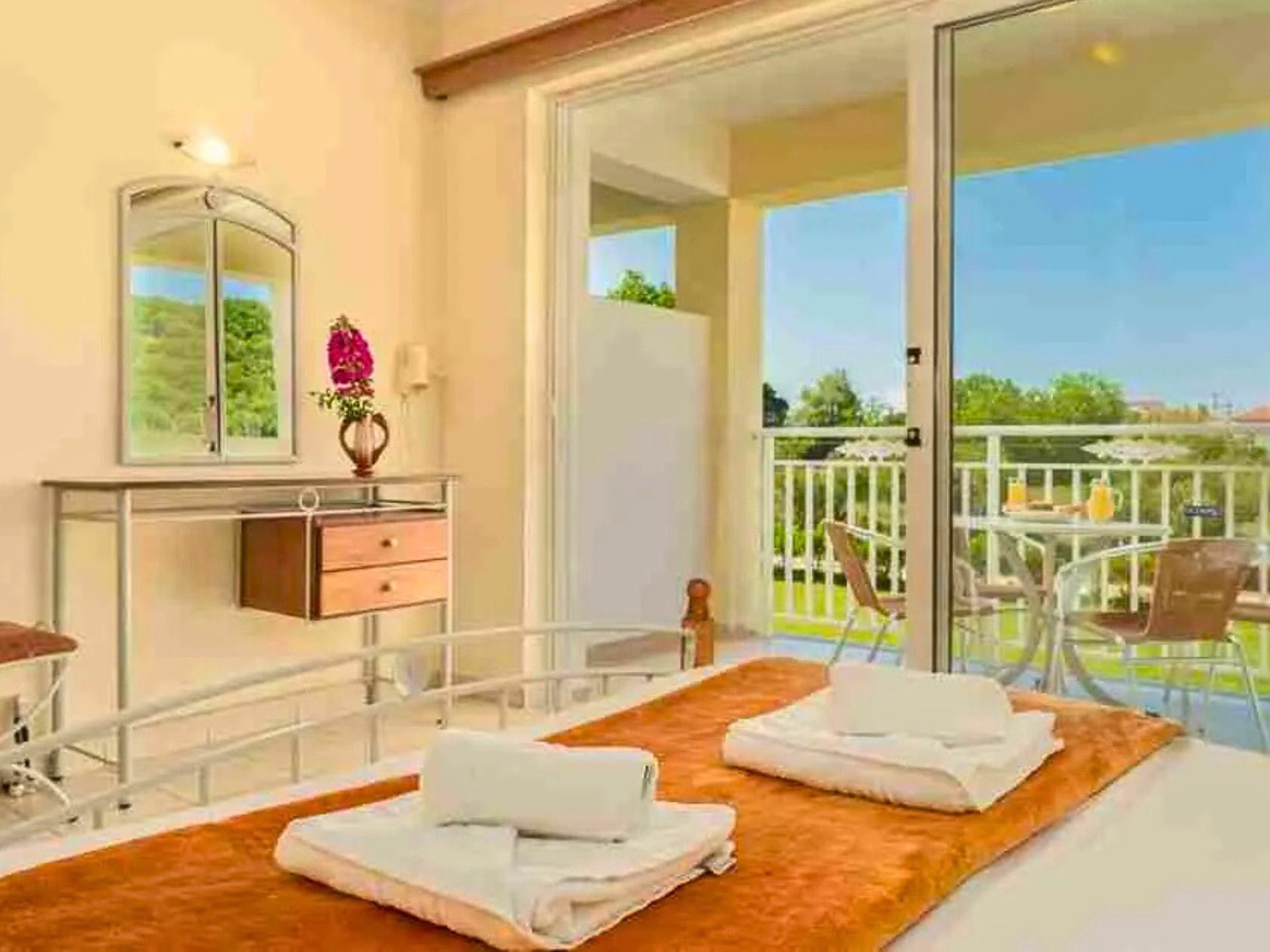 Appartement, balkon, uitzicht op tuin | Een kluis op de kamer, verduisterende gordijnen