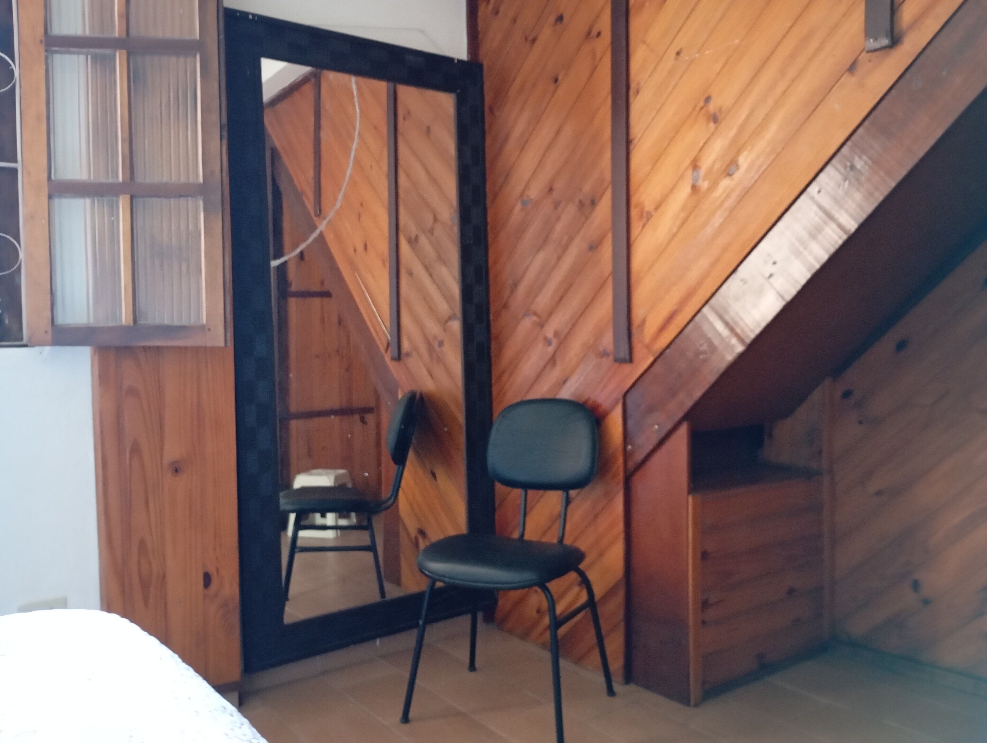 2 quartos, escrivaninha, ferros/tábuas de passar roupa