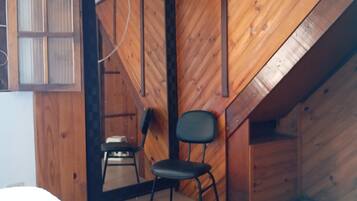 2 quartos, escrivaninha, ferros/tábuas de passar roupa