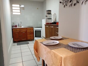 Geladeira, cooktop, torradeira, liquidificador