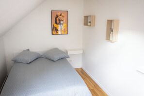 3 makuuhuonetta, työpöytä, silitysrauta/-lauta, ilmainen Wi-Fi