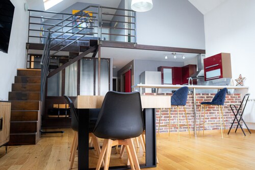 Bright loft ideal for family, friends or business stays