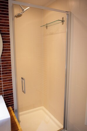 Dusj, hårføner, håndklær og toalettpapir