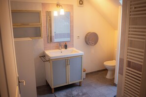 Dusj, hårføner, håndklær og toalettpapir