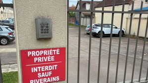 Een omheind object met een rood bord waarop staat dat het privébezit is.