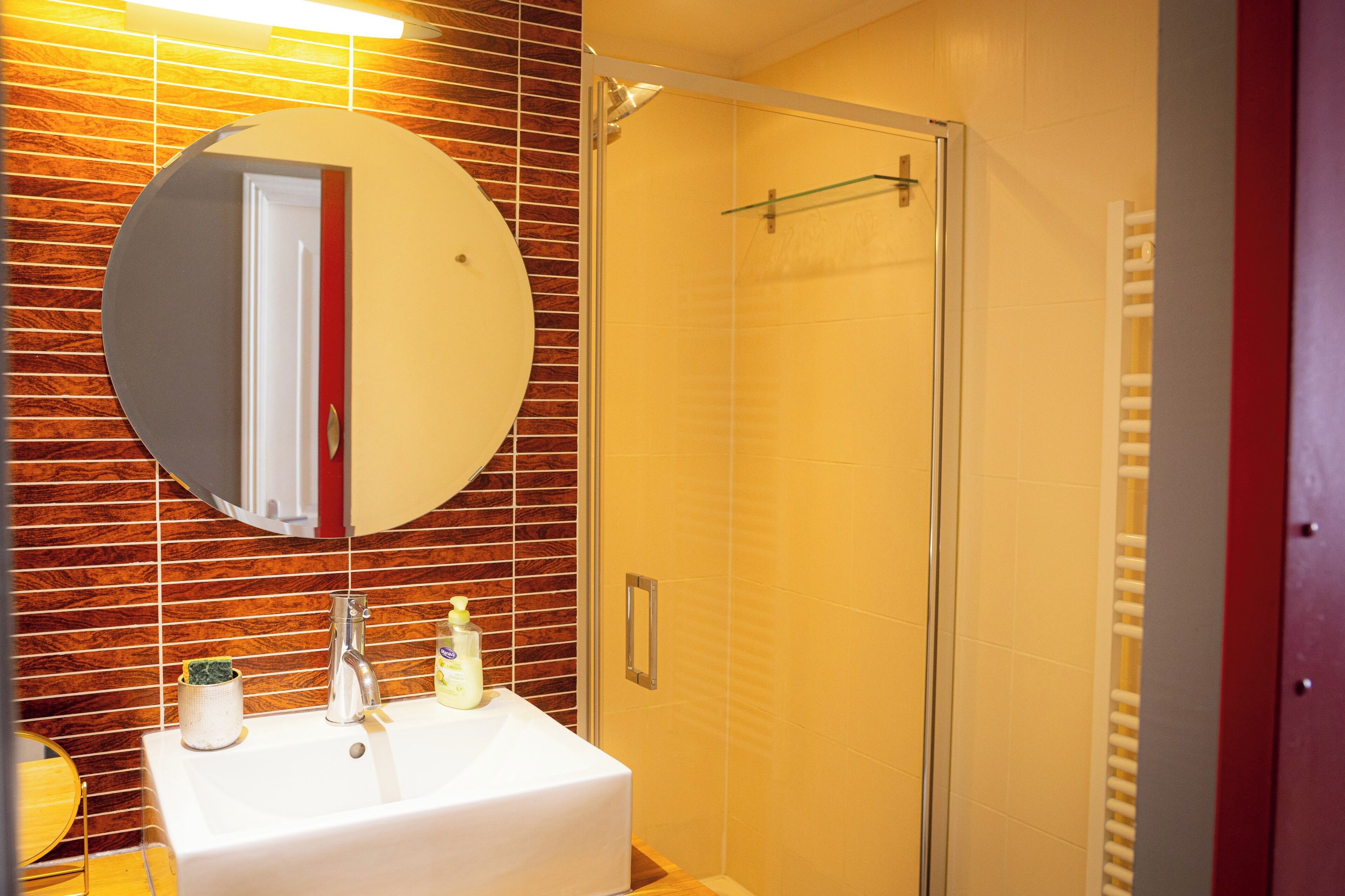 Douche, sèche-cheveux, serviettes fournies, papier toilette