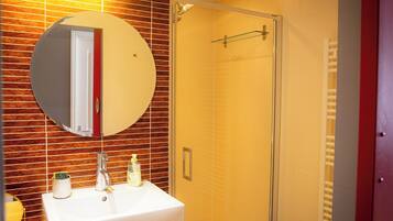 Douche, sĂšche-cheveux, serviettes fournies, papier toilette
