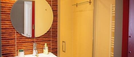 Dusche, Haartrockner, Handtücher, Toilettenpapier
