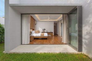 Comfort-Villa, 3 Schlafzimmer, Poolblick | Ausblick vom Zimmer