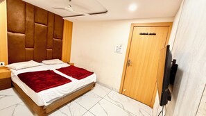 Luxe beddengoed, een bureau, een laptopwerkplek, geluiddichte muren