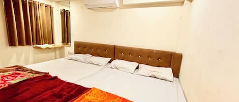 أغطية فراش متميزة ومكتب ومساحة عمل للكمبيوتر المحمول