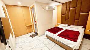 Deluxe tweepersoonskamer | Luxe beddengoed, een bureau, een laptopwerkplek, geluiddichte muren