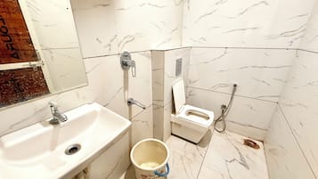 Shower, rainfall showerhead, free toiletries, bidet