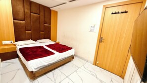 Deluxe tweepersoonskamer | Luxe beddengoed, een bureau, een laptopwerkplek, geluiddichte muren