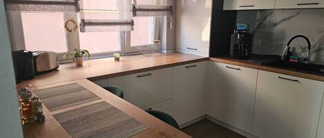 Réfrigérateur, four, plaque de cuisson, lave-vaisselle