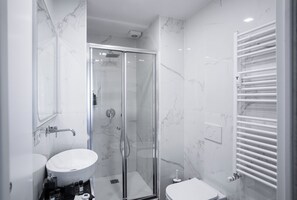 Shower, hair dryer, bidet, towels - Elegant apartment a 10-minute walk from Piazza del Popolo and Vatican (Roma)