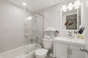 Een douche, een haardroger, handdoeken