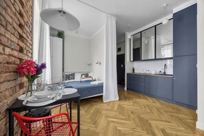 Tabla de planchar con plancha, wifi y ropa de cama 