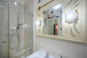 Shower, hair dryer, bidet, towels - Absolute Center, Parking - (Private Museum) (Mantova)