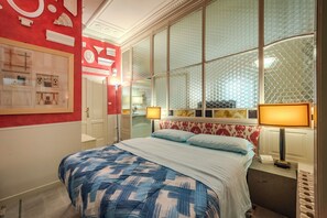 Tabla de planchar con plancha, wifi, ropa de cama