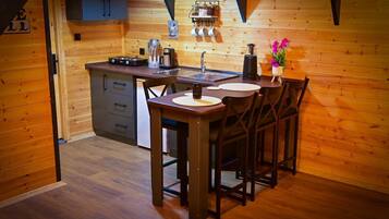 Frigobar, utensilios de cocina