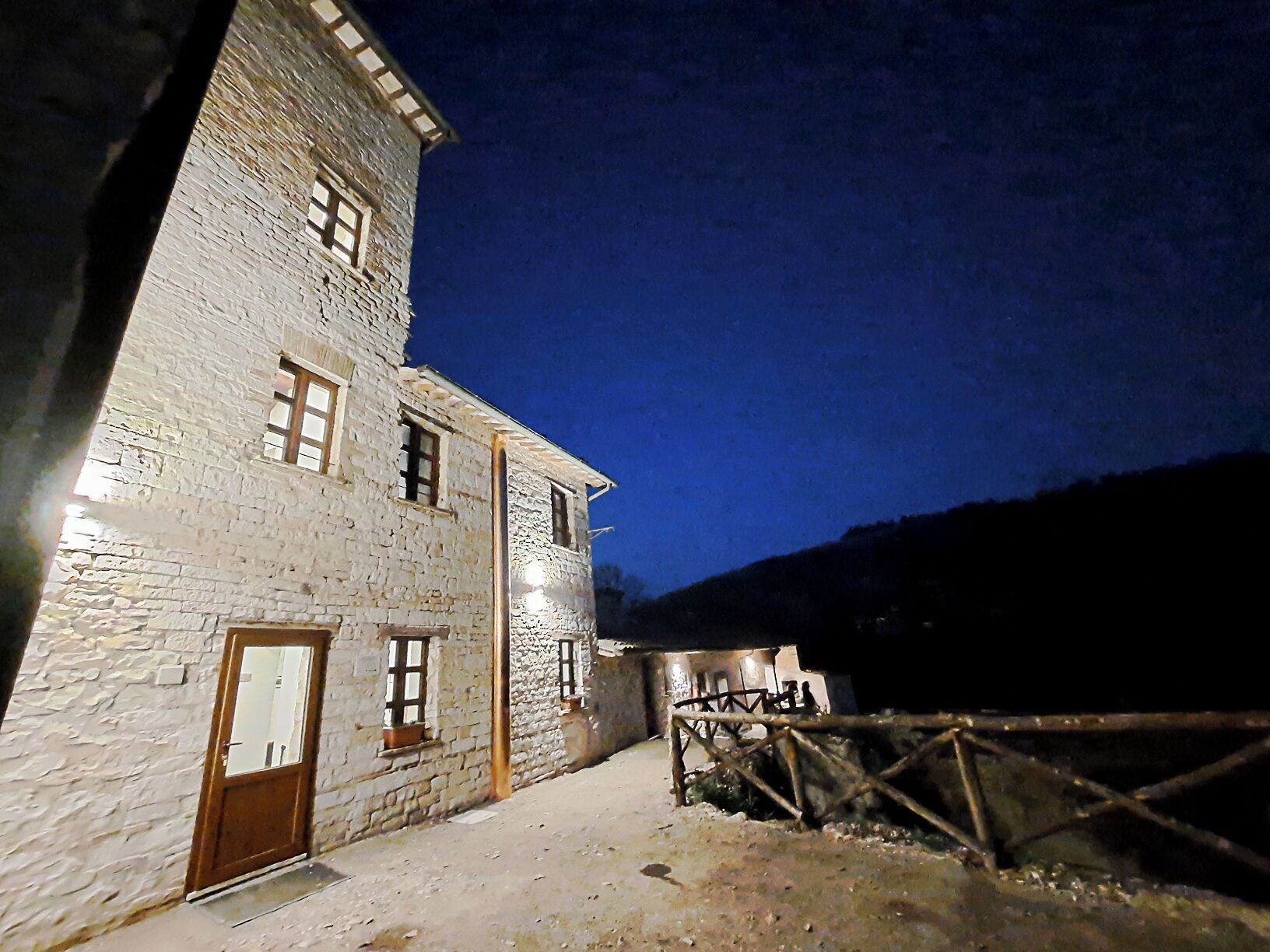 Mặt tiền nơi lưu trú