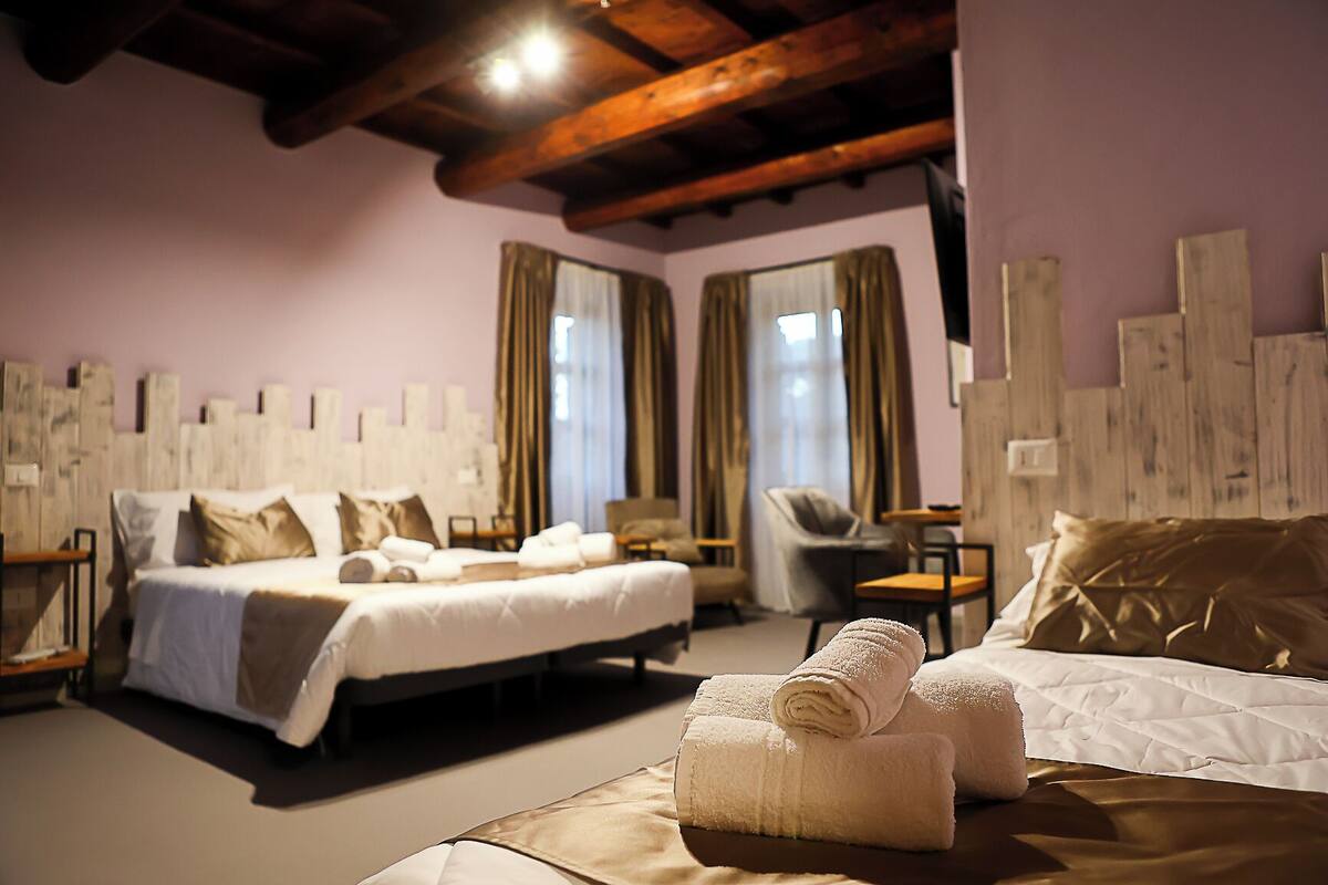 Una habitación de hotel con dos camas, un escritorio y una silla.