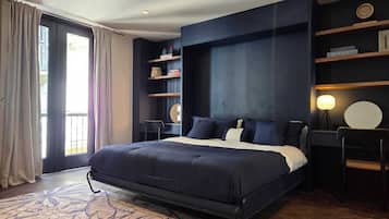 Desk, travel cot, free WiFi, bed sheets