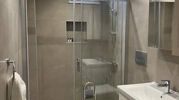 Combinazione doccia/vasca, asciugacapelli, asciugamani, sapone