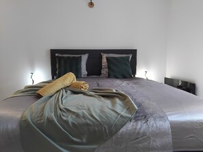 4 bedrooms, iron/ironing board, travel crib, free WiFi - AU BON VERGER: Large apartment in Cholet town center (Cholet)