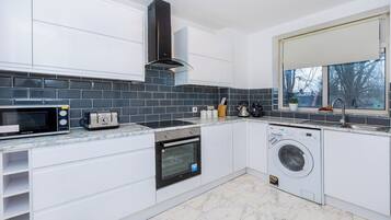 Frigorifero, microonde, forno, piano cottura