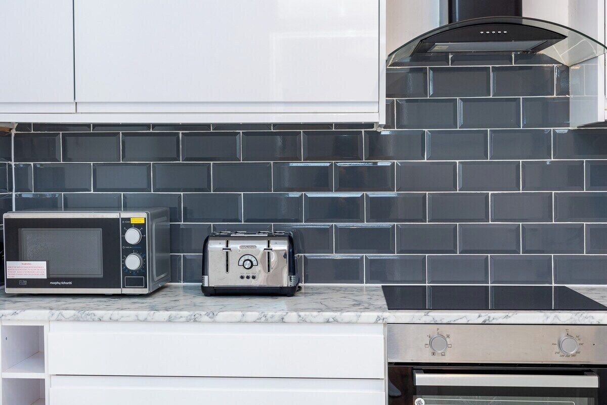 Jääkaappi, mikroaaltouuni, uuni, liesi